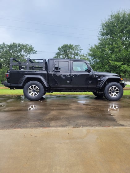 Rough Country 2.5-Inch Jeep Gladiator JT 4WD Lift Kit: Enhanced Stance, Smooth Ride