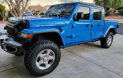 Rough Country 2.5-Inch Jeep Gladiator JT 4WD Lift Kit: Enhanced Stance, Smooth Ride