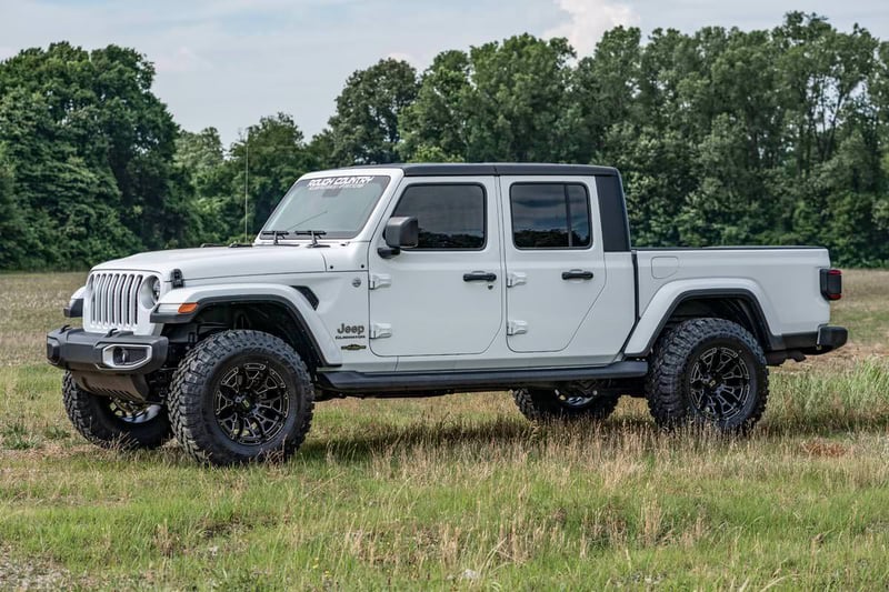Rough Country 2.5-Inch Jeep Gladiator JT 4WD Lift Kit: Enhanced Stance, Smooth Ride