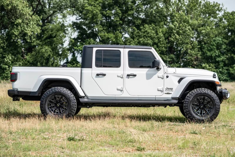 Rough Country 2.5-Inch Jeep Gladiator JT 4WD Lift Kit: Enhanced Stance, Smooth Ride