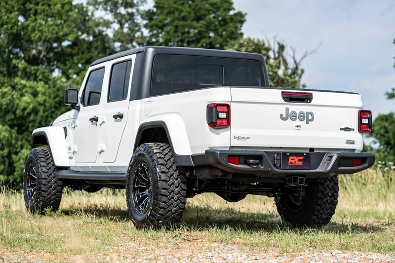 Rough Country 2.5-Inch Jeep Gladiator JT 4WD Lift Kit: Enhanced Stance, Smooth Ride