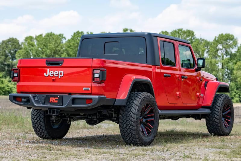 Rough Country 2.5-Inch Jeep Gladiator JT 4WD Lift Kit: Enhanced Stance, Smooth Ride