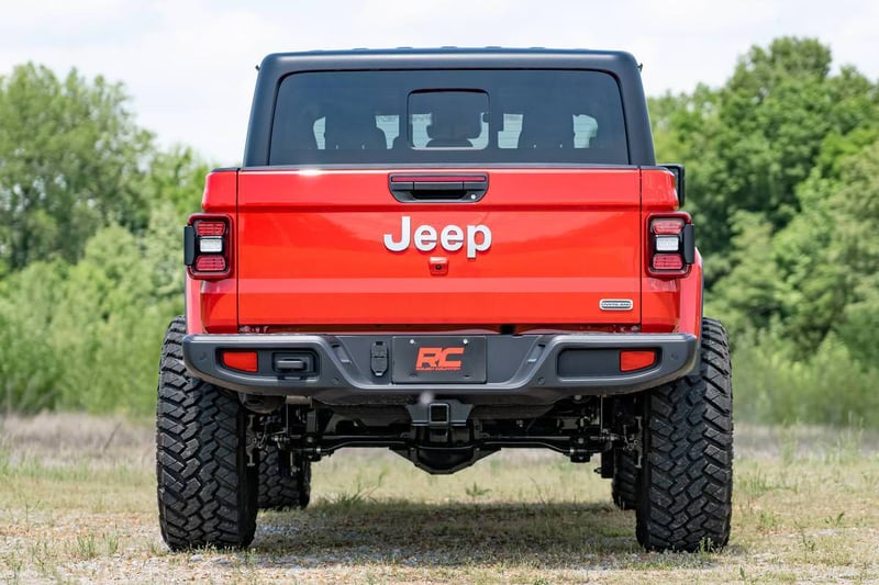 Rough Country 2.5-Inch Jeep Gladiator JT 4WD Lift Kit: Enhanced Stance, Smooth Ride