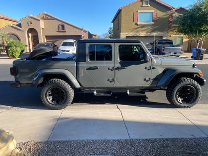 Rough Country 2.5-Inch Jeep Gladiator JT 4WD Lift Kit: Enhanced Stance, Smooth Ride