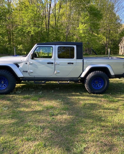 Rough Country 2.5-Inch Jeep Gladiator JT 4WD Lift Kit: Enhanced Stance, Smooth Ride