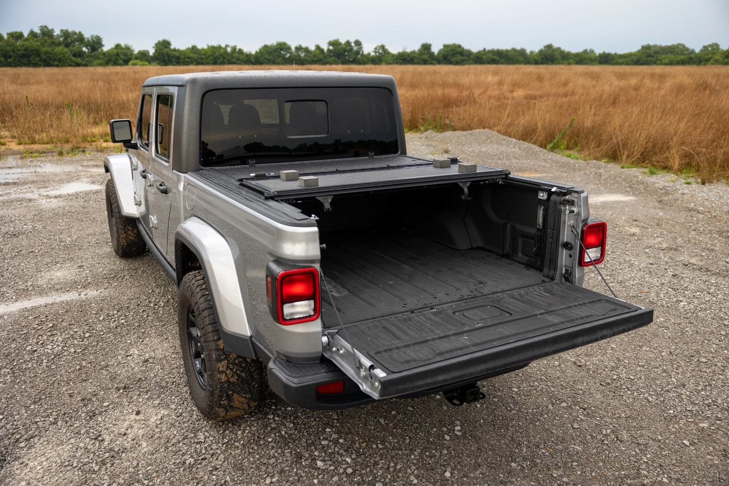 Hard Low Profile Bed Cover 5' Bed Jeep Gladiator JT 4WD 20-25 by Rough Country